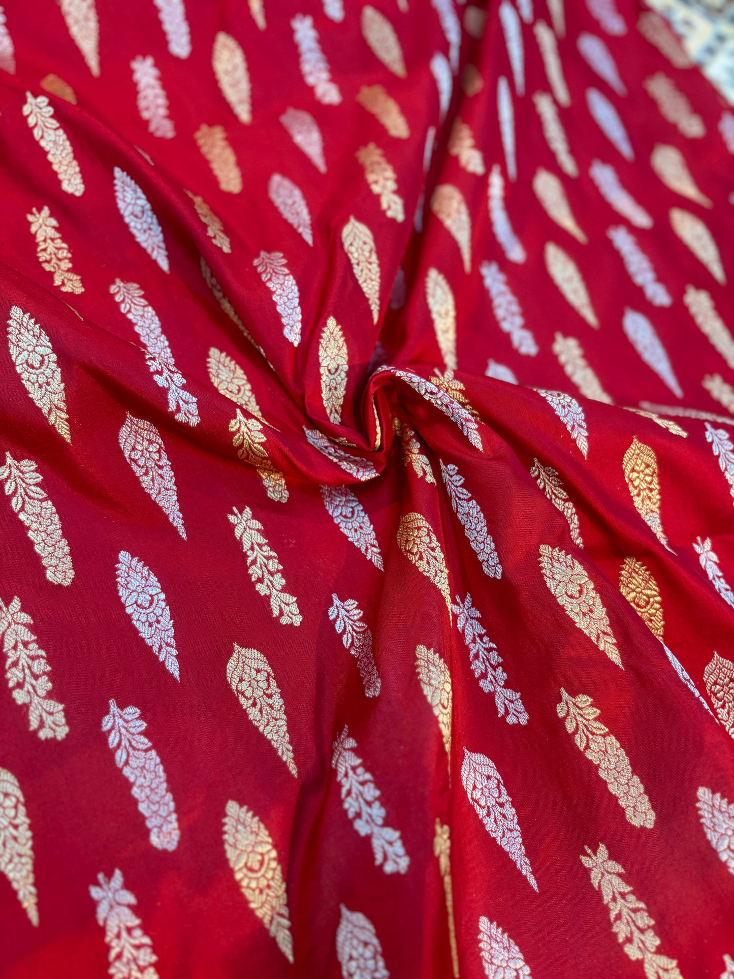 Exclusive Red pure Katan leaf boota Banarasi Handloom saree - Rungkaat