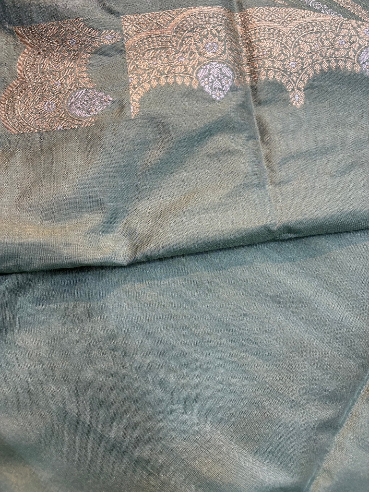 Light Gray Pure Katan Strips With Scallops Border Banarasi Handloom Saree - Rungkaat
