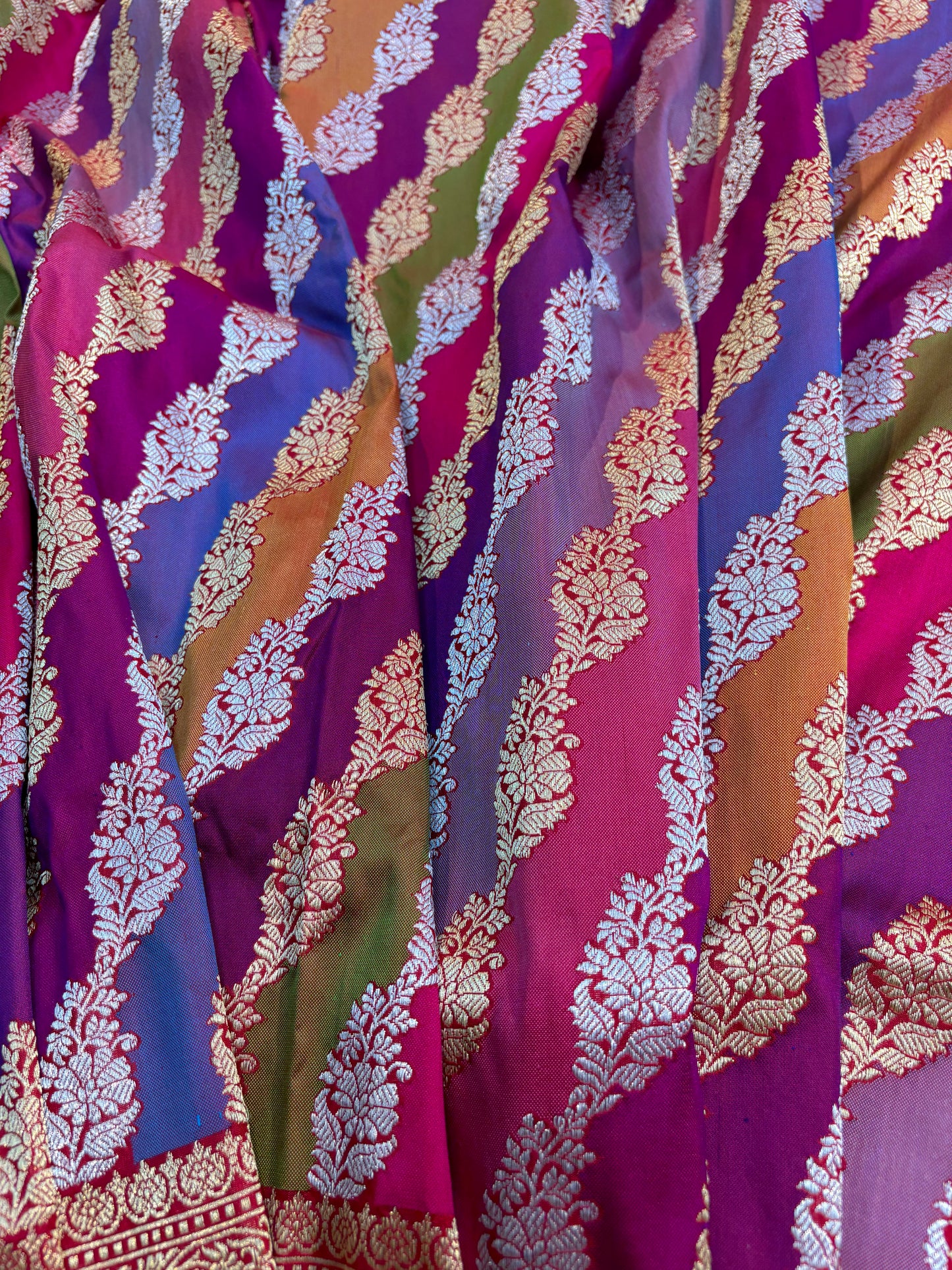 Rungkaat Katan Kadhiyal Banarasi Handloom Saree