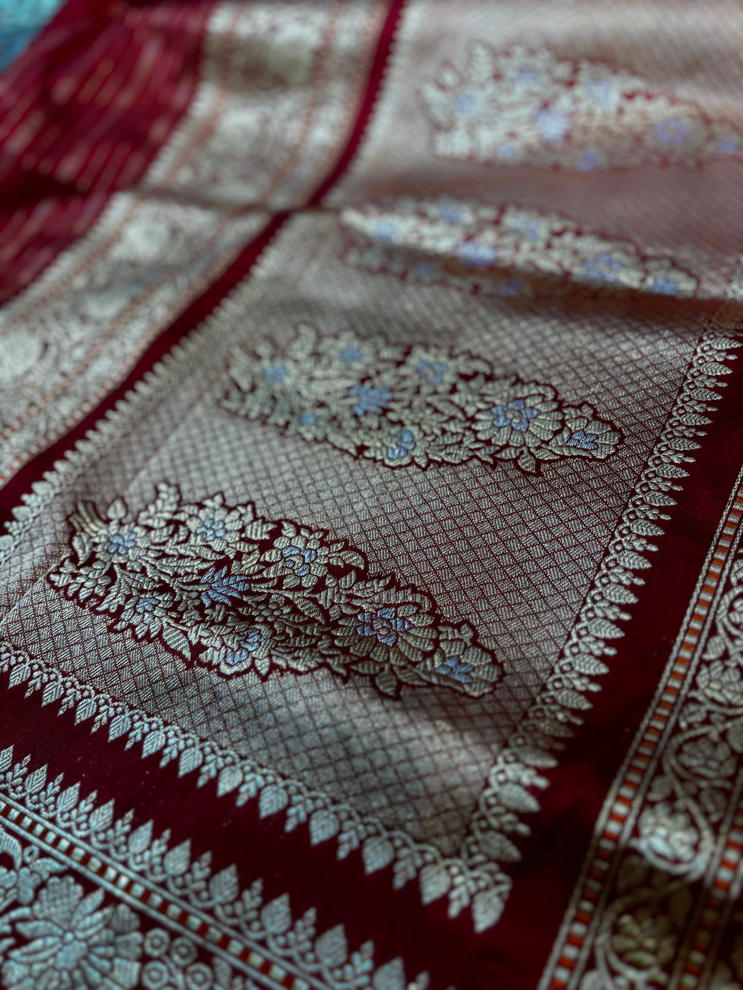 Exclusive Red pure Katan leaf boota Banarasi Handloom saree - Rungkaat