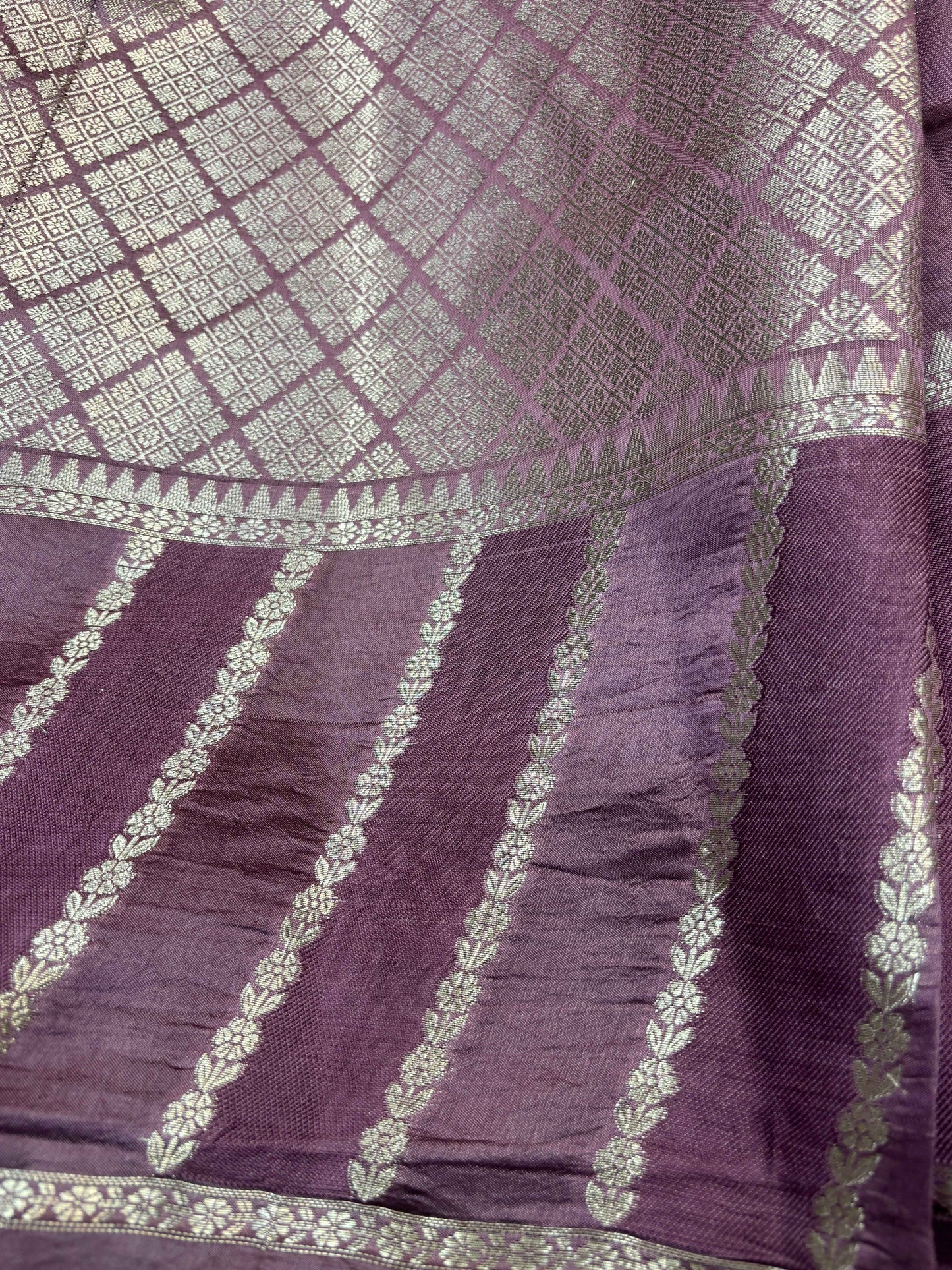 Lavender handloom saree with woven geometric texture and silver striped band