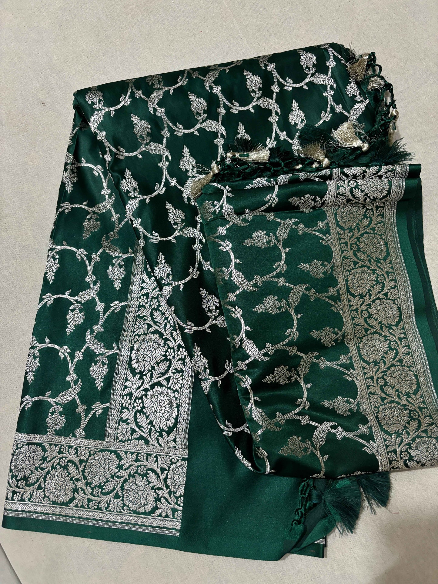 Green Banarasi dupatta with silver chain pattern and ornate border, tassel fringe