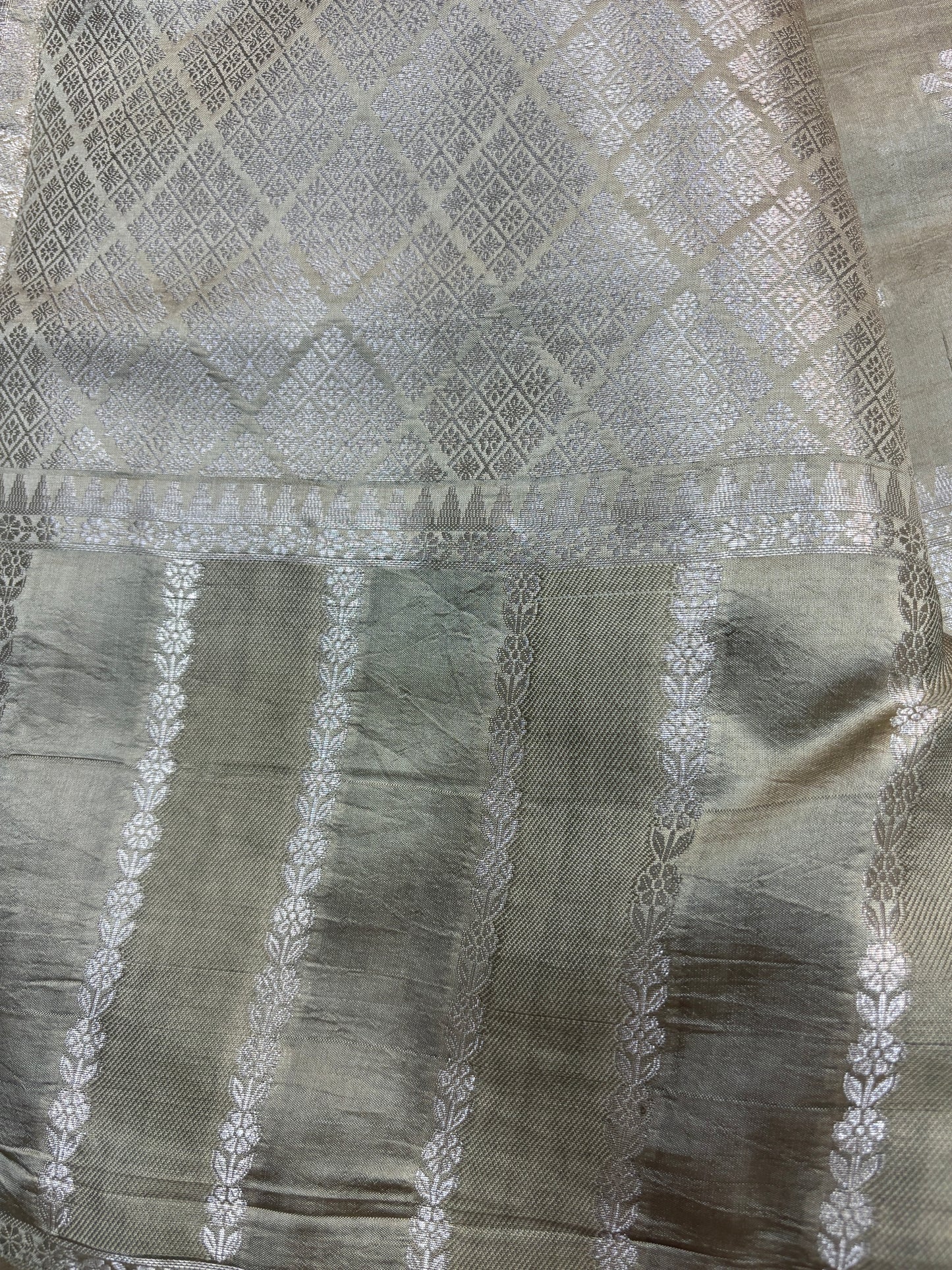 Light Gray Pure raw mango Banarasi Handloom Saree - Rungkaat