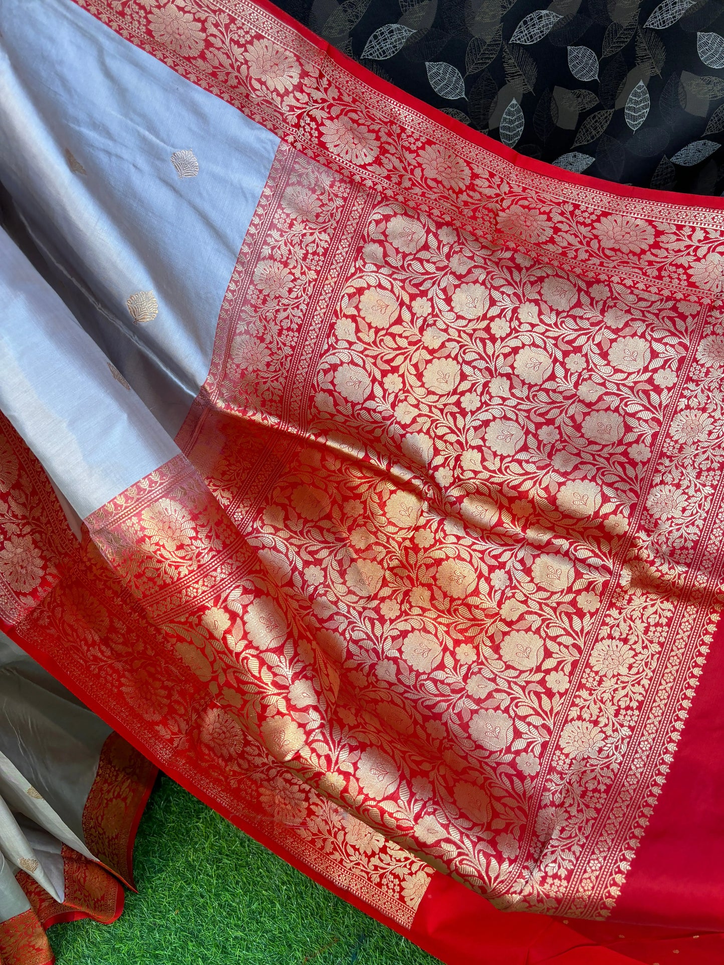 Creamy White Pure Katan Kadhiyal Meenakari Banarasi Handloom Sareee - Rungkaat