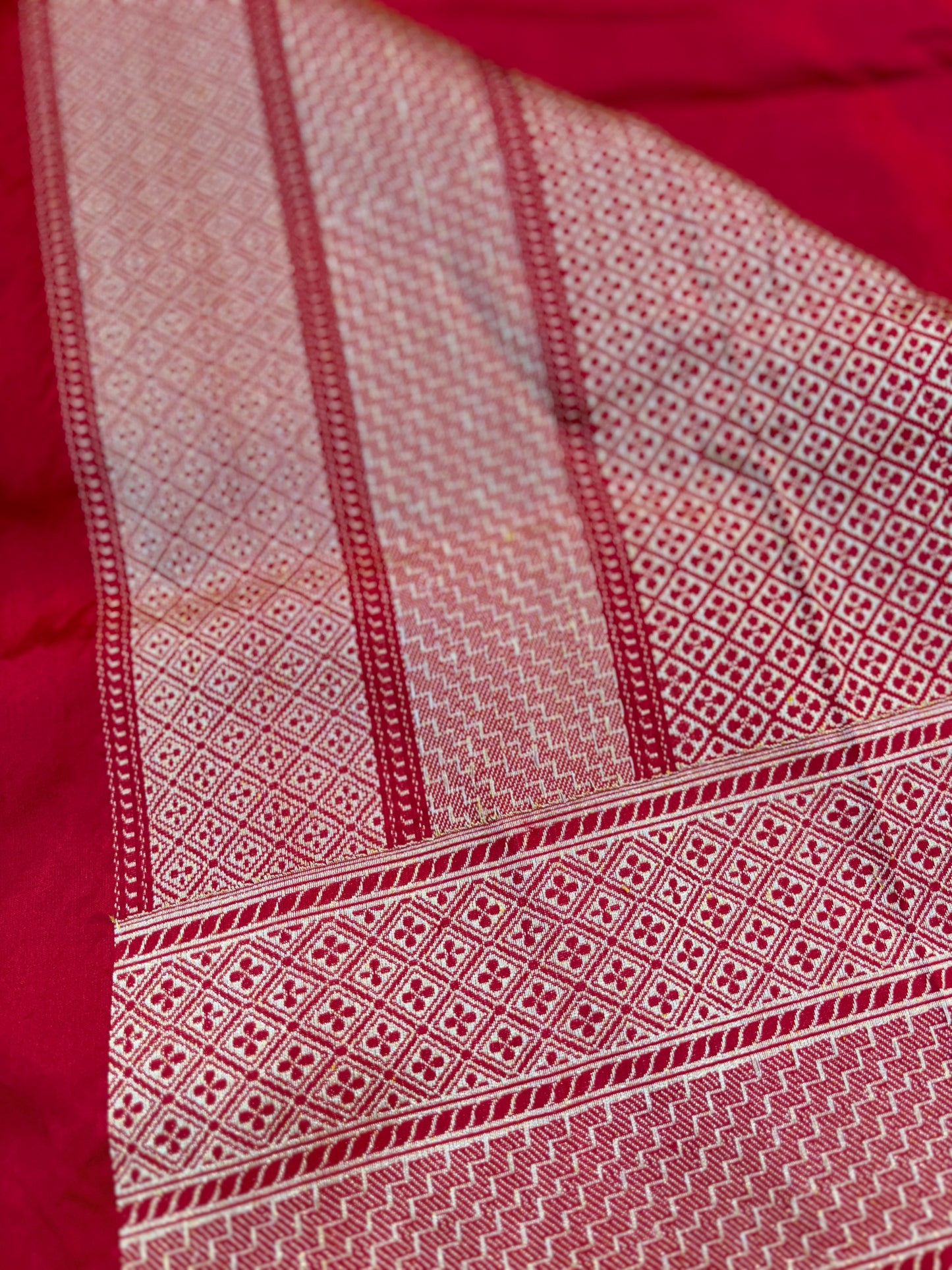Red Pure Katan Kadhiyal Mebakari Banarsi Handloom Saree