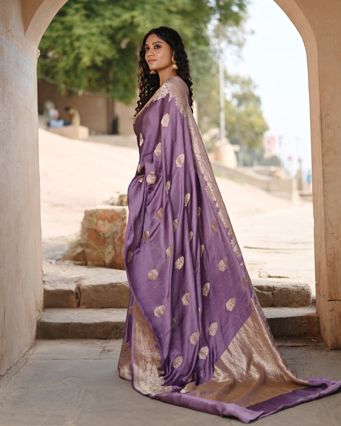 Dark Levendore Pure Mashru Kadhiyal Boota Banaras Handloom Saree