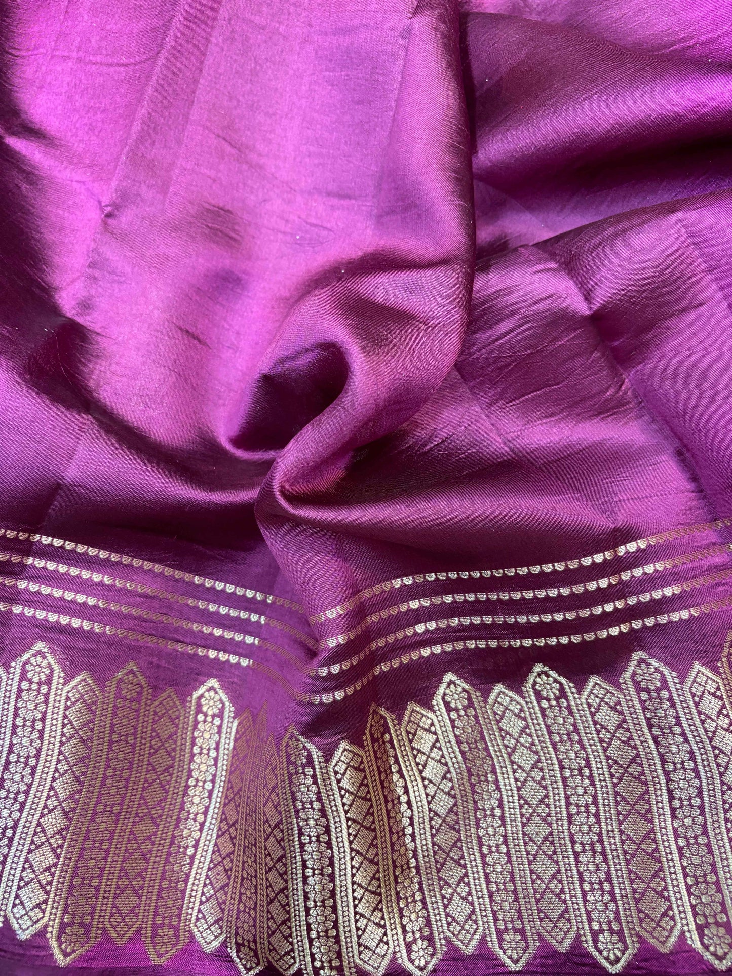 Purple saree with silver-toned zigzag border and woven detail