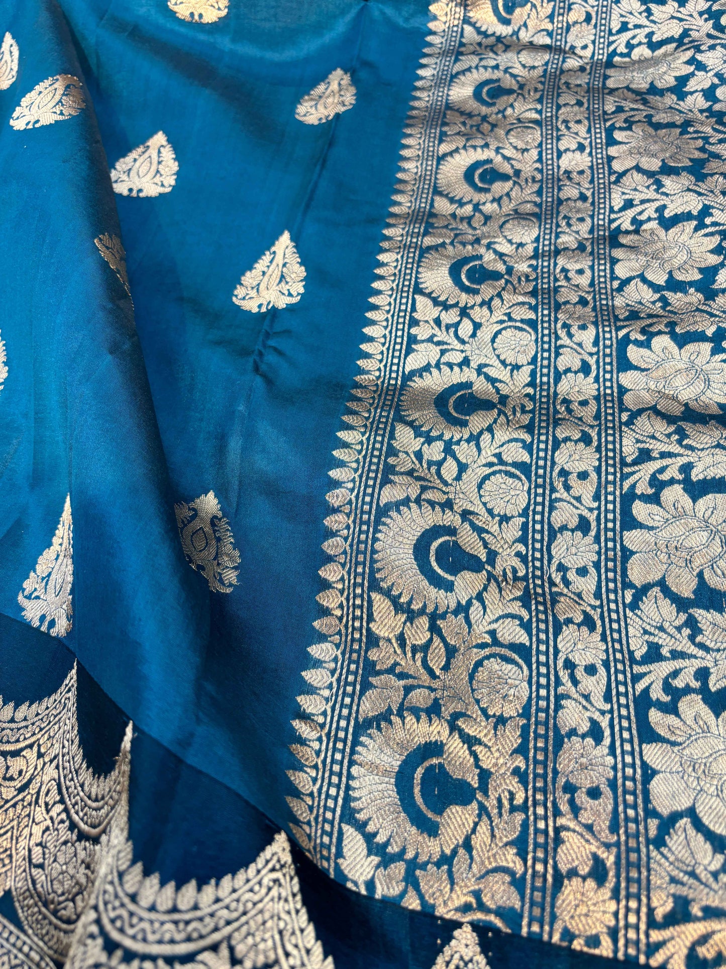 Blue handloom saree pallu with vertical gold floral medallions and dark edge