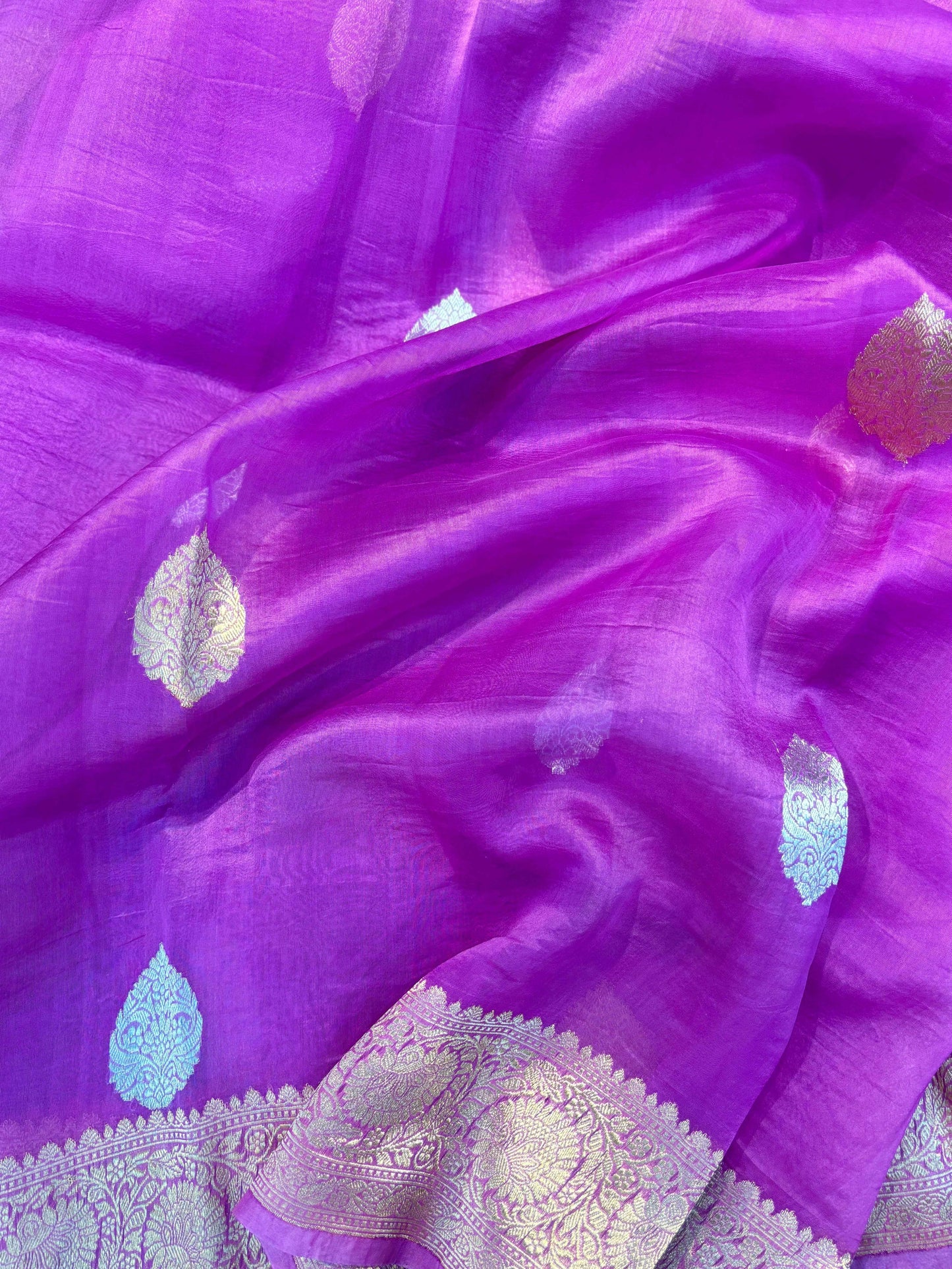Lavender saree with scattered zari leaf motifs and ornate border