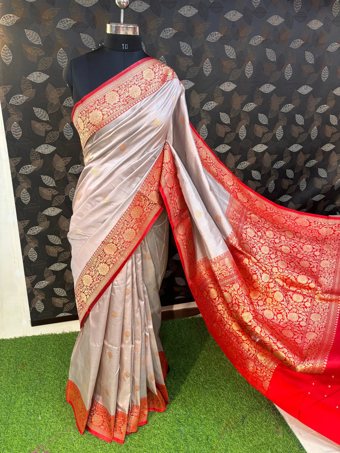 Creamy White Pure Katan Kadhiyal Meenakari Banarasi Handloom Sareee - Rungkaat