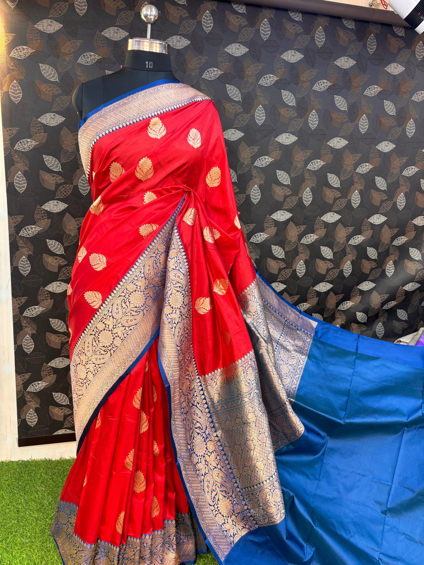 Red Pure katan Kadhiyal Boota Banarasi Handloom Saree