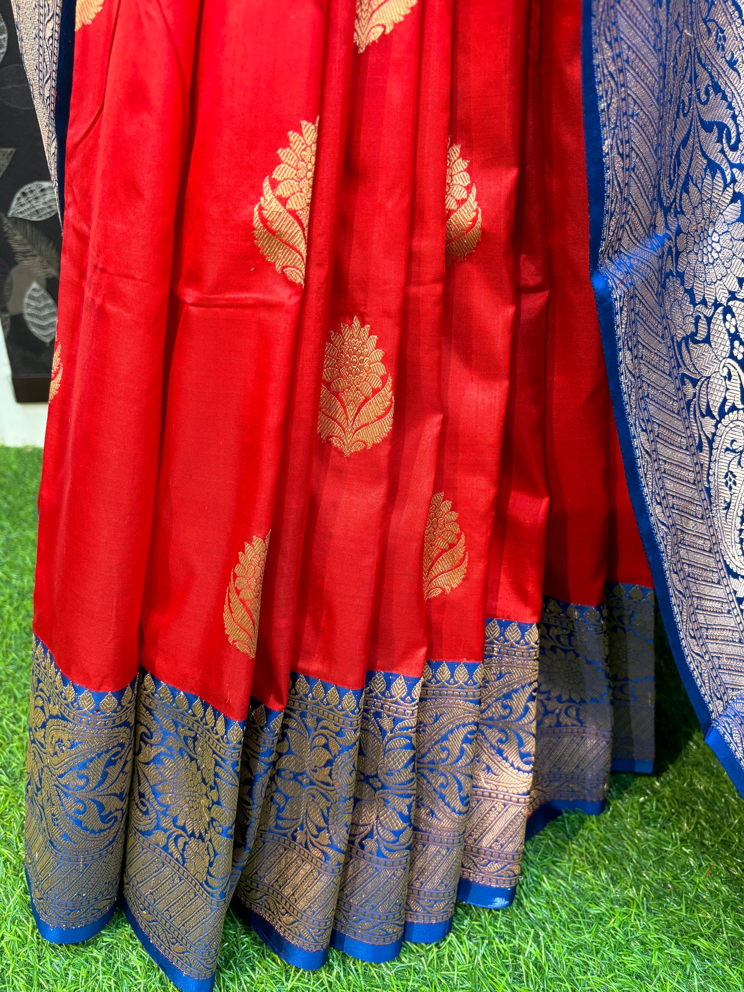 Red Pure katan Kadhiyal Boota Banarasi Handloom Saree