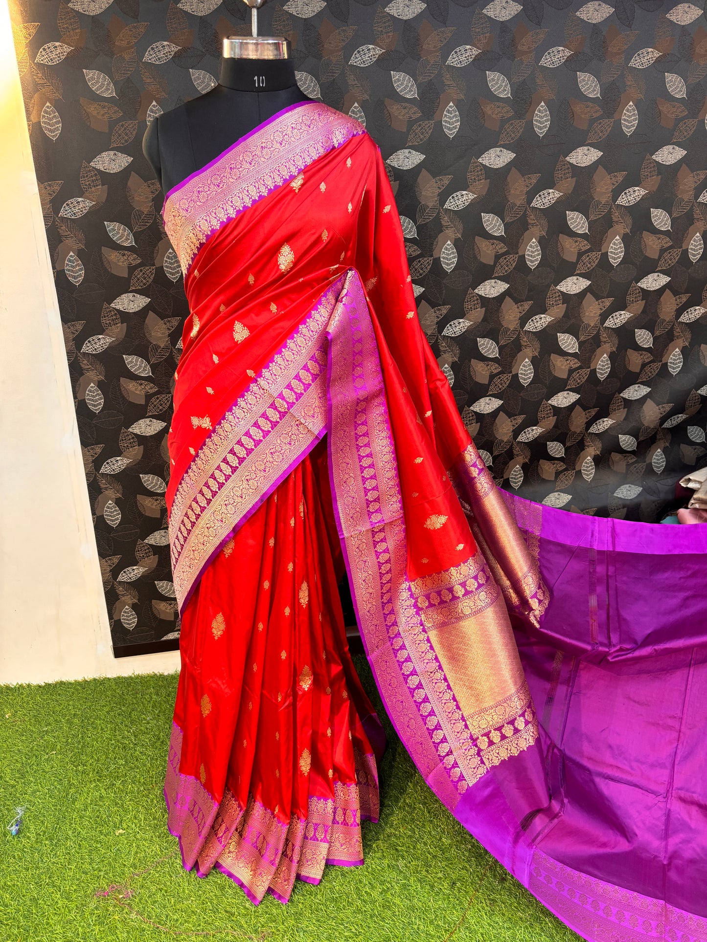 Red Pure Katan Kadhiyal Boota Banarasi Handlooom Saree