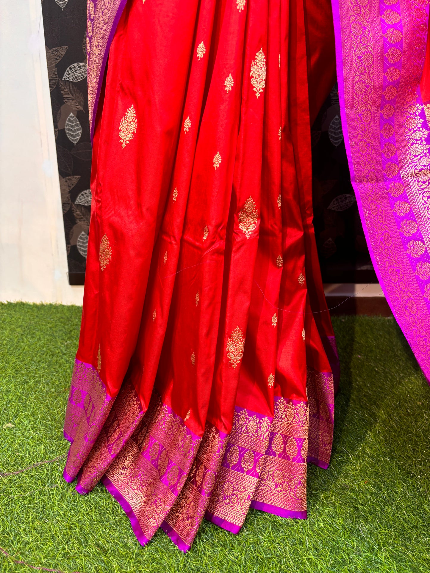 Red Pure Katan Kadhiyal Boota Banarasi Handlooom Saree