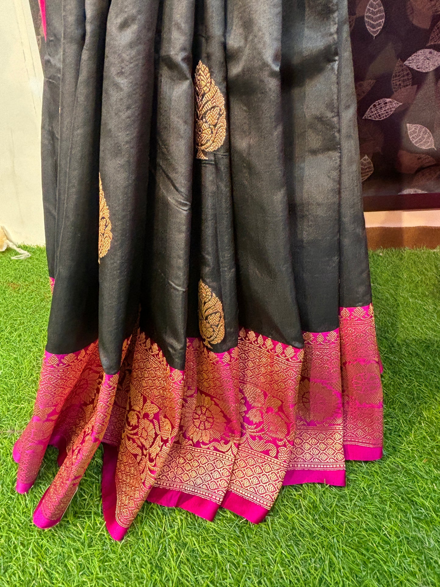 Black & Rani Pink Pure katan Silk Kadhiyal Boota Banarasi Handloom Saree