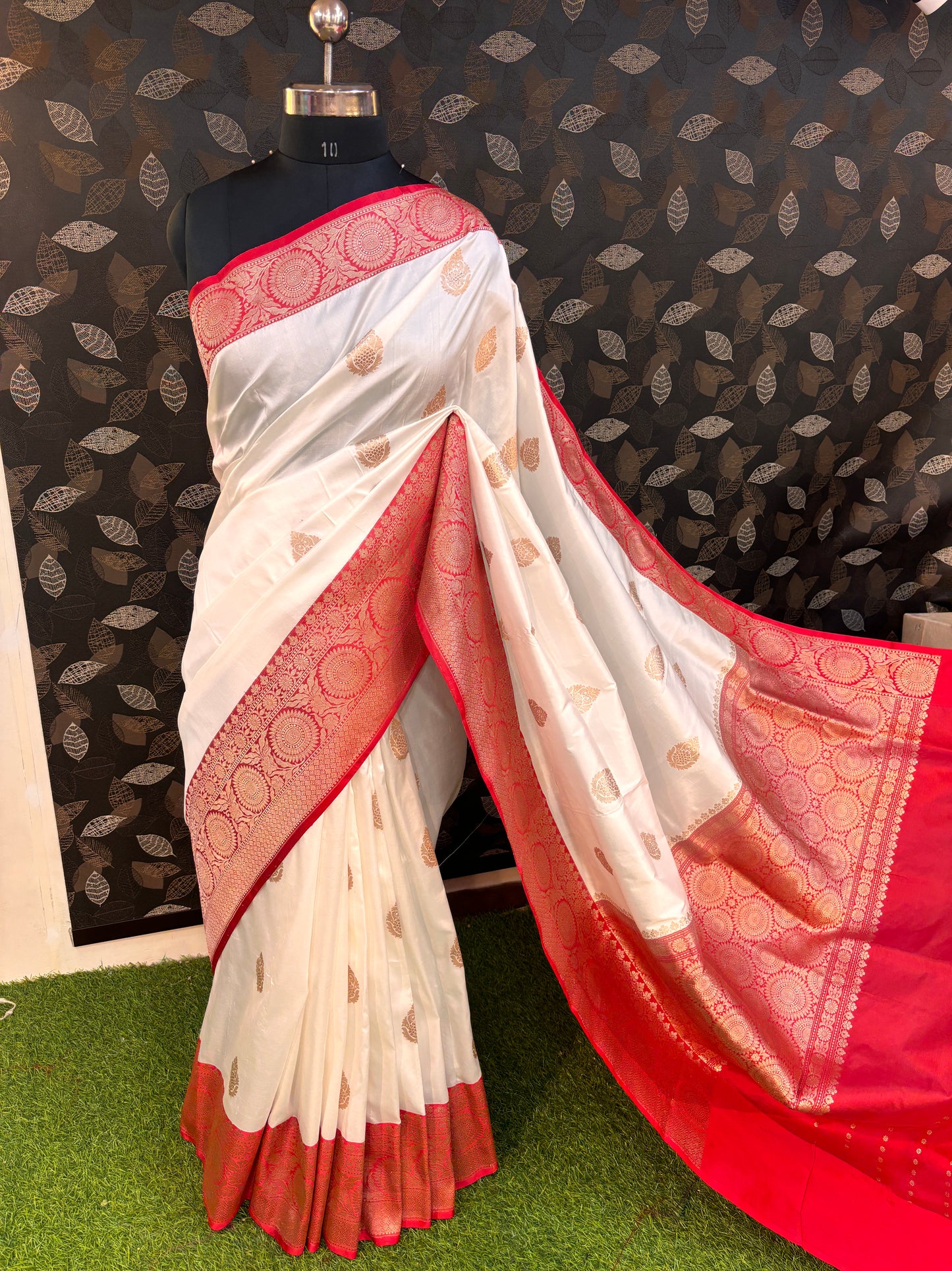 White-Red Pure Katan Kadhiyal Boota Banarasi handloom Saree