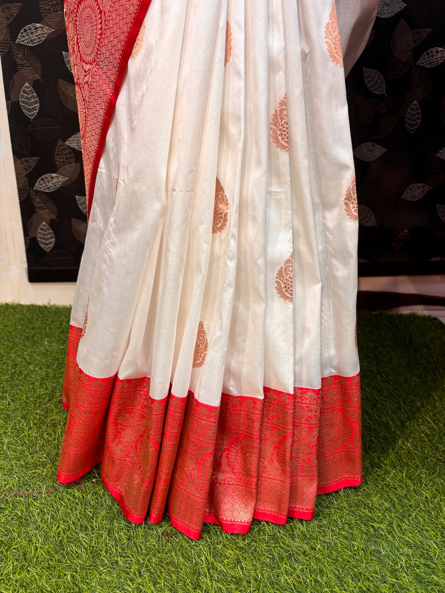 White-Red Pure Katan Kadhiyal Boota Banarasi handloom Saree