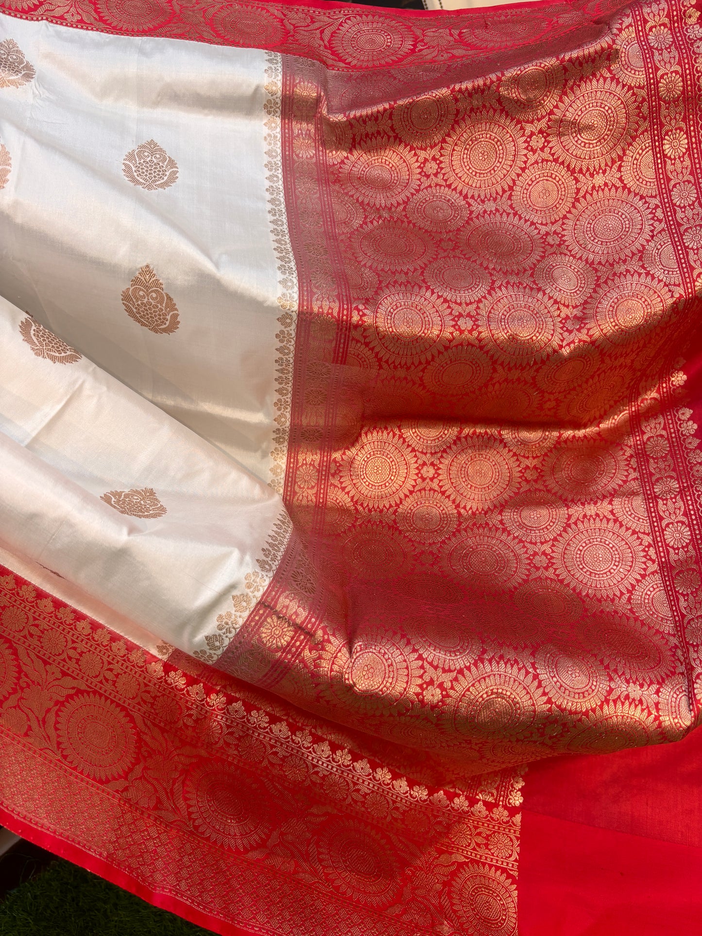 White-Red Pure Katan Kadhiyal Boota Banarasi handloom Saree