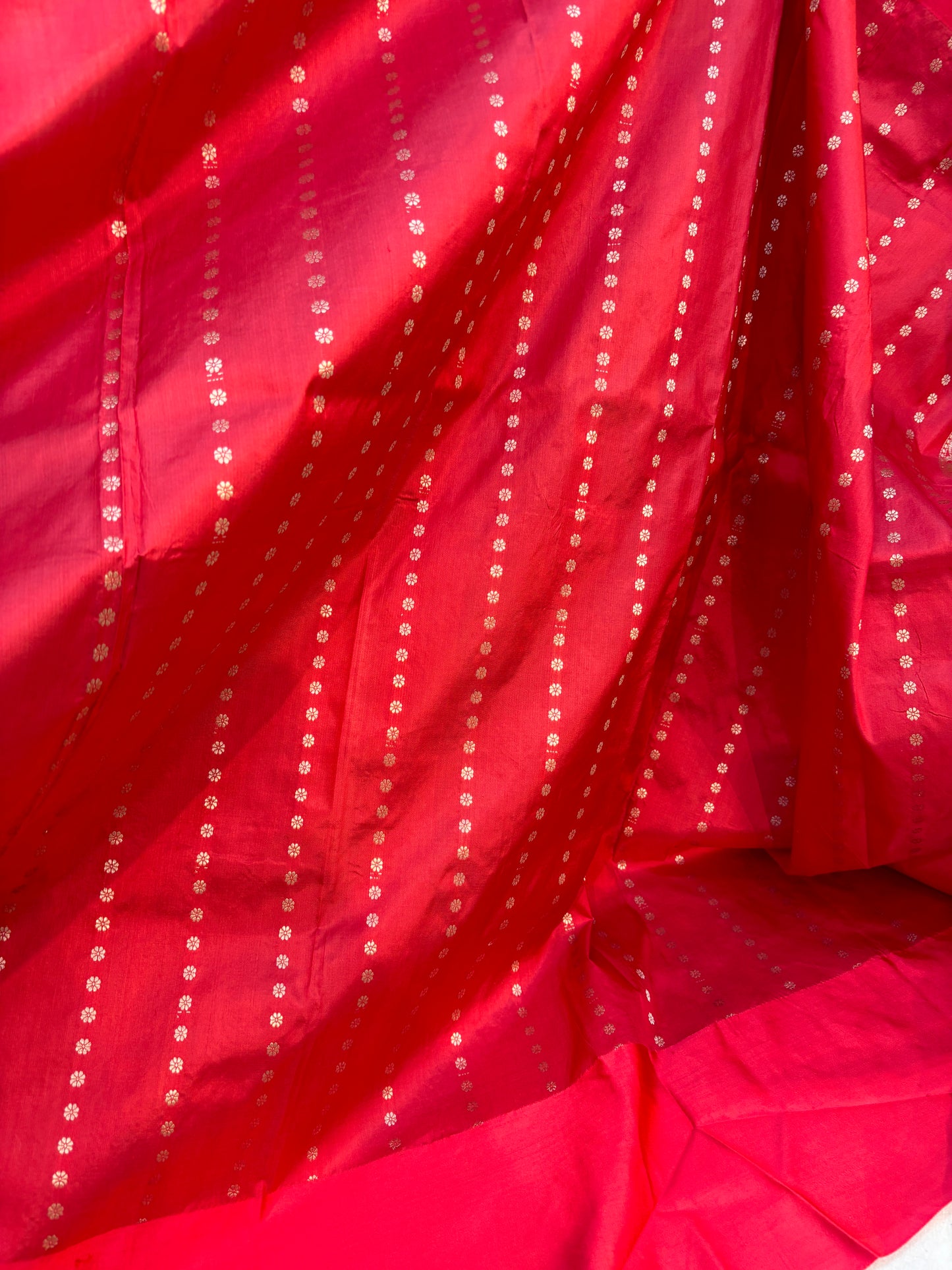 White-Red Pure Katan Kadhiyal Boota Banarasi handloom Saree